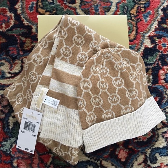 BNWT Michael Kors Hat & Scarf Set - Picture 1 of 3
